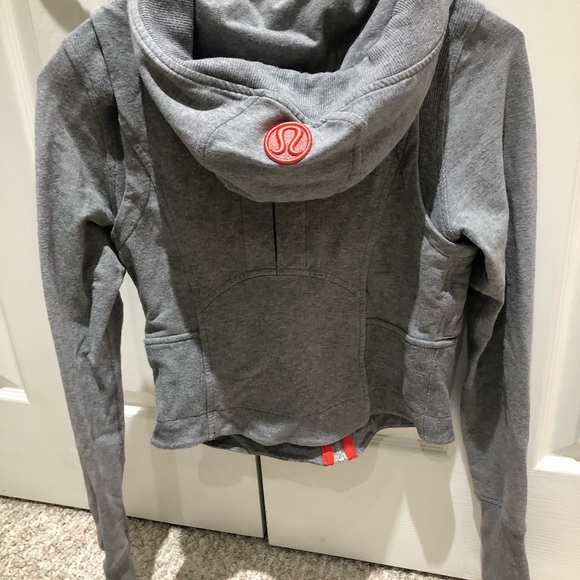 Lululemon Athletica grey zip-up hoodie, approx size 6 - Picture 4 of 5